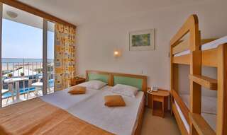 Отель Hotel Elitsa Албена Двухместный номер с 2 отдельными кроватями и 1 двухъярусной кроватью (для 2 взрослых и 2 детей)-1