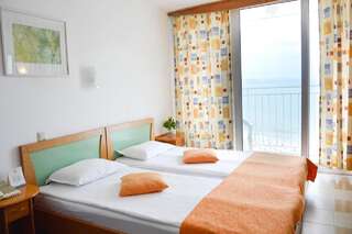 Отель Hotel Elitsa Албена Двухместный номер с 1 кроватью или 2 отдельными кроватями и видом на море-3