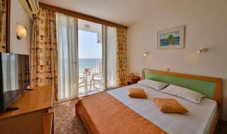 Отель Hotel Elitsa Албена Двухместный номер с 1 кроватью или 2 отдельными кроватями и видом на море-4