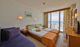 Отель Hotel Elitsa Албена Двухместный номер с 1 кроватью или 2 отдельными кроватями и видом на море-5