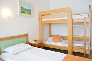 Отель Hotel Elitsa Албена Двухместный номер с 2 отдельными кроватями и 1 двухъярусной кроватью (для 2 взрослых и 2 детей)-2