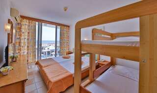 Отель Hotel Elitsa Албена Двухместный номер с 2 отдельными кроватями и 1 двухъярусной кроватью (для 2 взрослых и 2 детей)-3