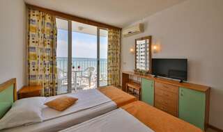 Отель Hotel Elitsa Албена Двухместный номер с 1 кроватью или 2 отдельными кроватями и видом на море-1